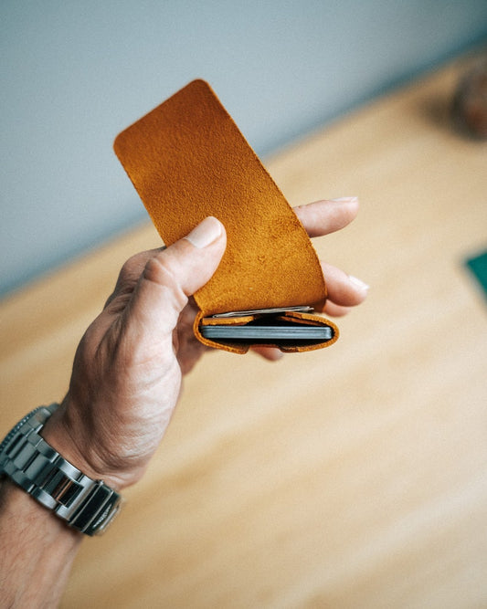 Le portefeuille en cuir minimaliste au monde