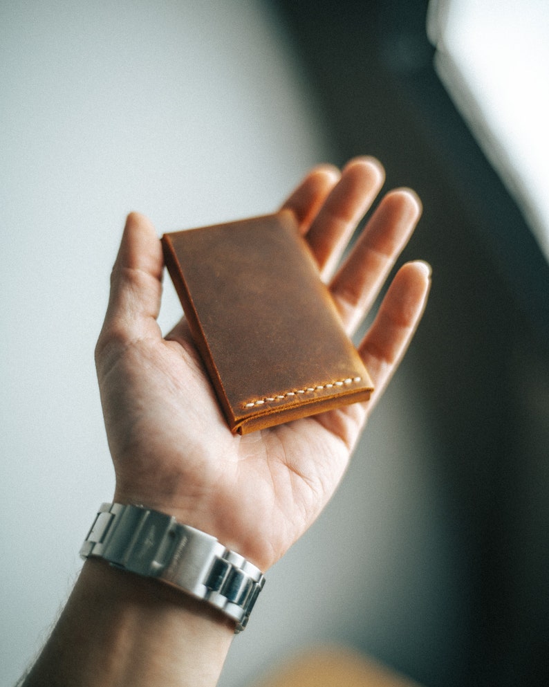 Le portefeuille en cuir minimaliste au monde