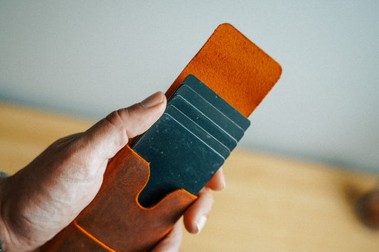 Le portefeuille en cuir minimaliste au monde